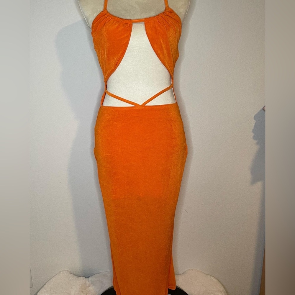 Gorgeous orange dress with sexy cut out detail. Worn once to dinner in Mexico🧡